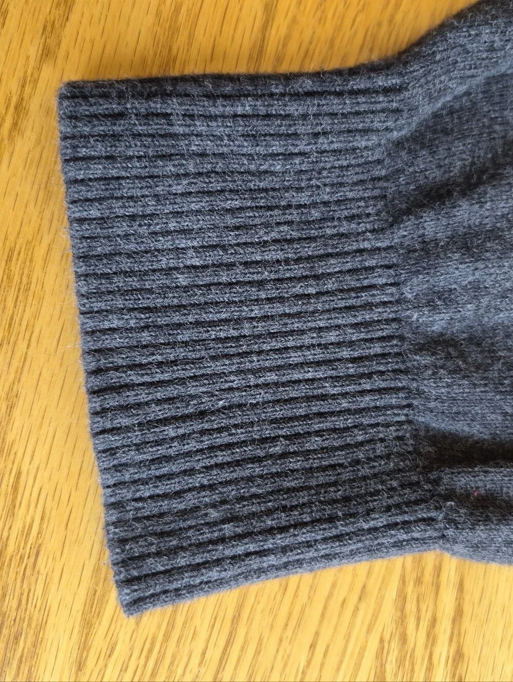 Tommy Hilfiger Men's Size Large Gray V-Neck Soft Pima Cotton Sweater Preppy Cozy